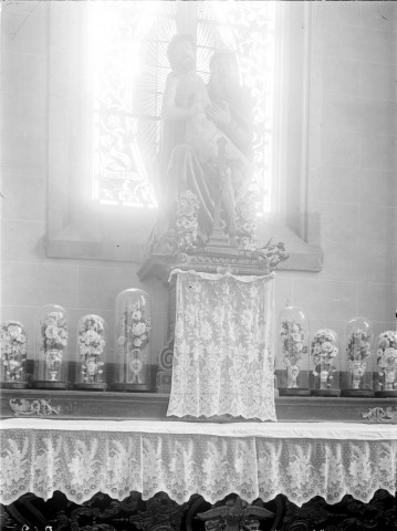 Eglise, vue intérieure : détail de la statue figurant Dieu le père tenant son fils