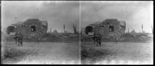 Environs de Maucourt (Somme). Un soldat et une calèche devant les ruines. Au second plan se distingue une chapelle en ruines