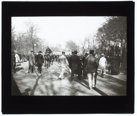 [Revue militaire : passage des troupes dans les rues d'Amiens. La foule des curieux]