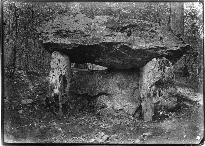 Trie-Château. La pierre des druides (dolmen)