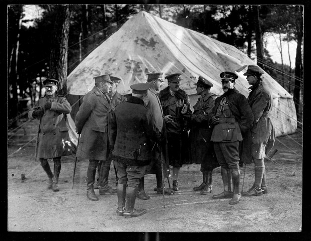Groupe d'officiers de cavalerie discutant devant une tente