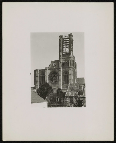 Soissons. Vue de la façade occidentale avant reconstruction de la cathédrale Saint-Gervais-et-Saint-Protais