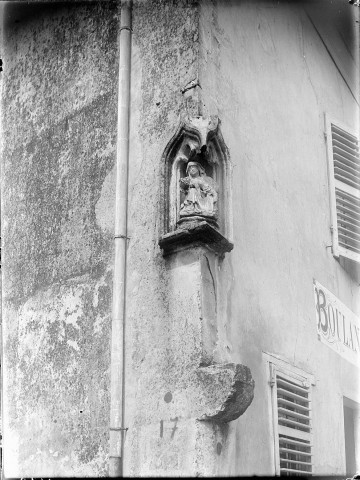 Maison, Statue de Pieta