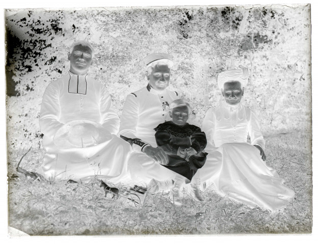 Groupe assis dans l'herbe (un prêtre, une femme, un enfant et un soldat)