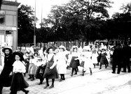 Un pensionnat de fillettes défilant dans la rue