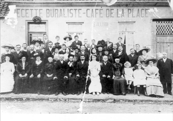 Pont-Noyelles. Photographie de groupe devant le Café de la Place, lors du mariage de Raoul Marsille et de Marie Caron