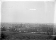 Paysage des bords de Somme : vue panoramique d'un village encaissé dans une vallée