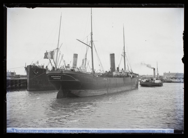 Vaisseau de guerre sortant du port - mai 1896