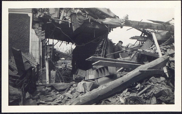 Abbeville. Rue Ringois. Maison Lerebours où 4 personnes furent tuées. Ruines du 8 septembre 1943