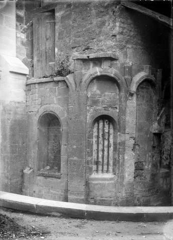 Eglise, vue extérieure : fenêtres