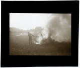 Brûleur d'herbes près de Dury - octobre 1931