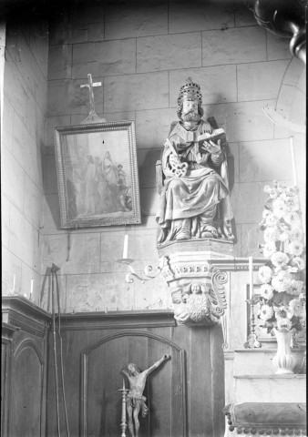 Eglise, vue intérieure : la statue de Saint Pierre