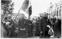 Guerre 1914 1918. Une cérémonie de décoration militaire d'un prêtre et d'un civil