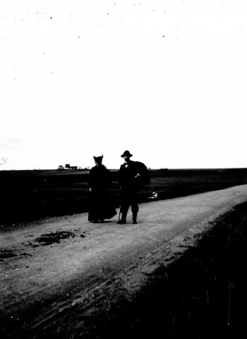 Paysage rural : un couple marchant sur une route de campagne