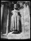 Saint-Quentin. Statue de Roi ornant une culée au sud-est du chevet de la basilique