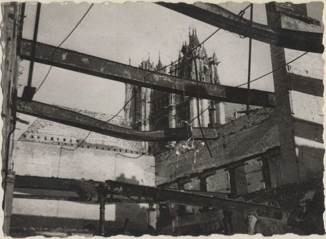Amiens. La cathédrale se dresse parmi les ruines après les bombardements de 1940