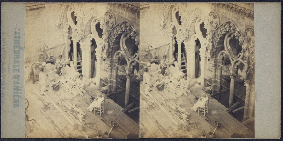 La cathédrale d'Amiens. Galerie basse sous la galerie des rois : échafaudage et ouvriers (tailleurs de pierre ?) en pause