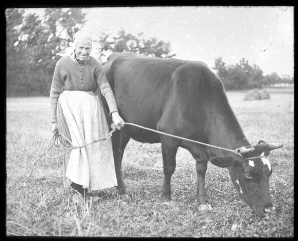 Portrait d'une fermière et sa vache