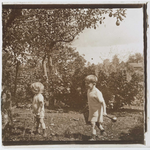 Deux enfants jouent dans la campagne