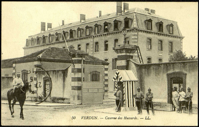 Carte postale intitulée "Verdun. Caserne des Hussards". Correspondance de Raymond Paillart à son fils Louis