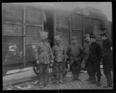 Abbeville. Soldats hindous et français, cheminots posant devant un train