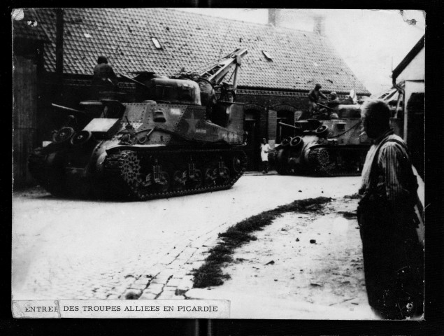 Entrée des troupes alliées en Picardie. Les blindés à Bray-sur-Somme