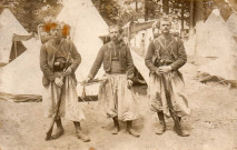 Groupe de trois soldats du 4e Zouaves de marche, dont Georges Fréville