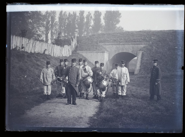 Bergues vue prise dans les fortifications - école des tambours et clairons - octobre 1899