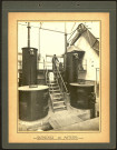 Reconstruction de la Fabrique Française de Gazes à Bluter (F.F.G.B.) à Sailly-Saillisel (Somme). Ouvrier posté sur une passerelle devant les gazogènes des moteurs à gaz pauvre Bollinckx