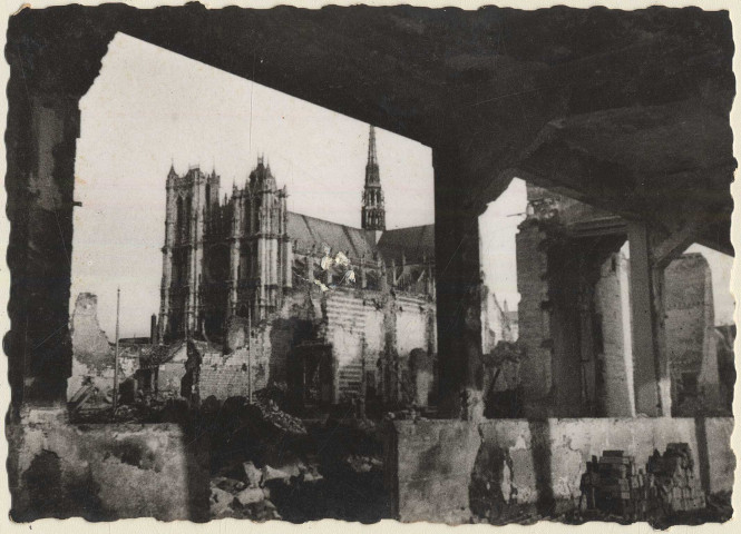 Amiens. La cathédrale se dresse parmi les ruines après les bombardements de 1940