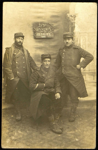 Carte photo intitulée "279e souvenir de la campagne 1914", représentant trois Poilus, dont Lucien Brunet assis. Carte envoyée par Lucien Brunet à son père Henri