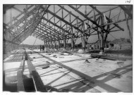 Ferme Quesnel, vue du hangar : la charpente métallique en cours de construction