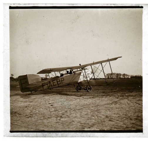 Avion biplan Breguet 14 "F-EABP" prêt au décollage sur un aérodrome de la Somme en avril-juin 1924