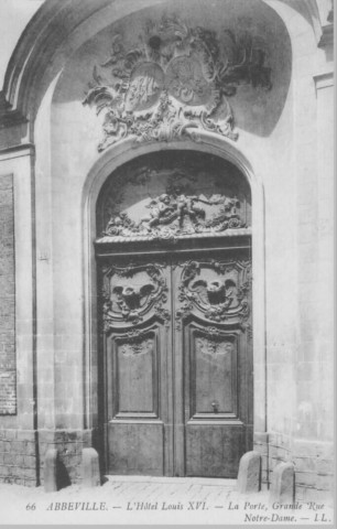 L'hôtel Louis XVI - La porte, grande rue Notre-Dame