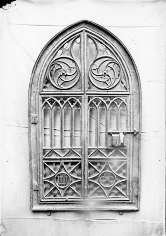 Porte en bois sculptée