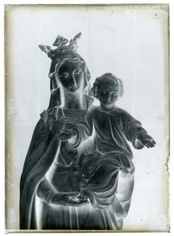 Statue de la Vierge et l'enfant