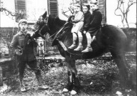 Contay. Famille Guéant : Gustave Guéant et trois de ses enfants (Robert, Michel et Marcelle) sur un cheval